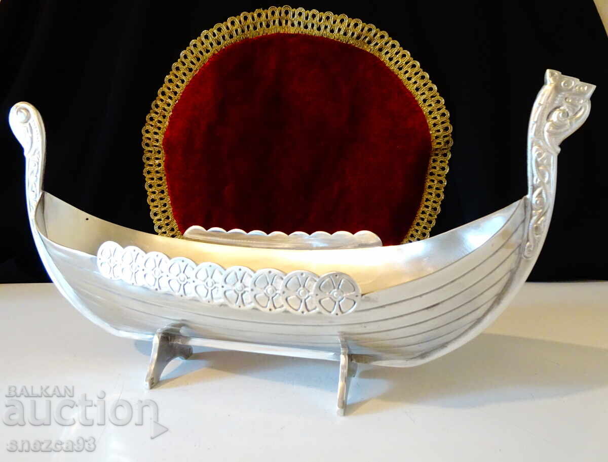 Vas de dragon viking Drakkar din staniu, Norvegia cu preț 149.00 BGN | € 76.18