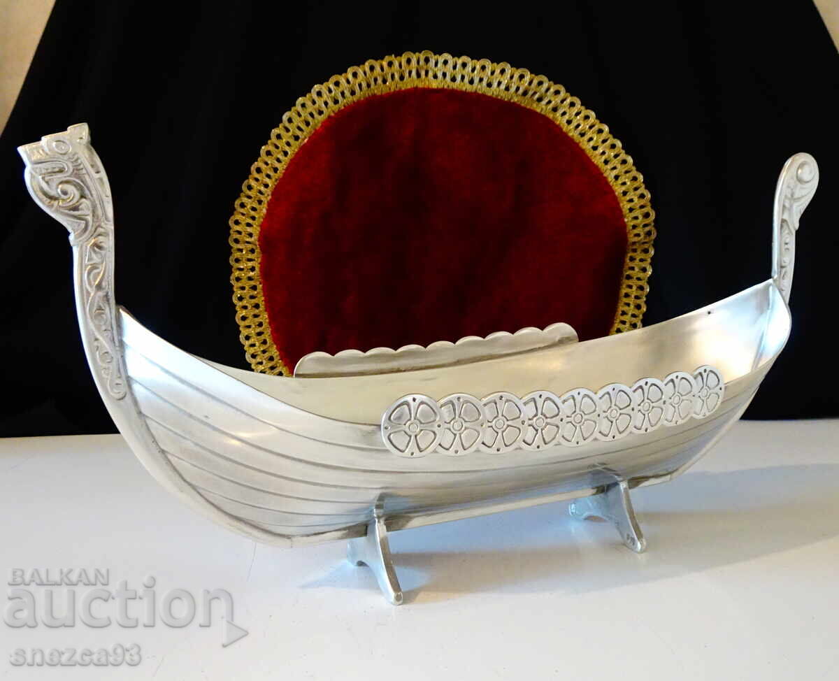 Vas de dragon viking Drakkar din staniu, Norvegia