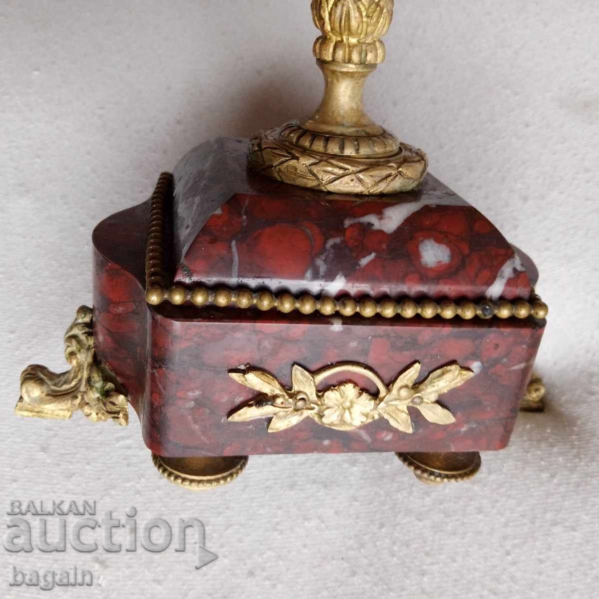 Unic sfeșnic rusesc. Bronz cu aurire și jasp