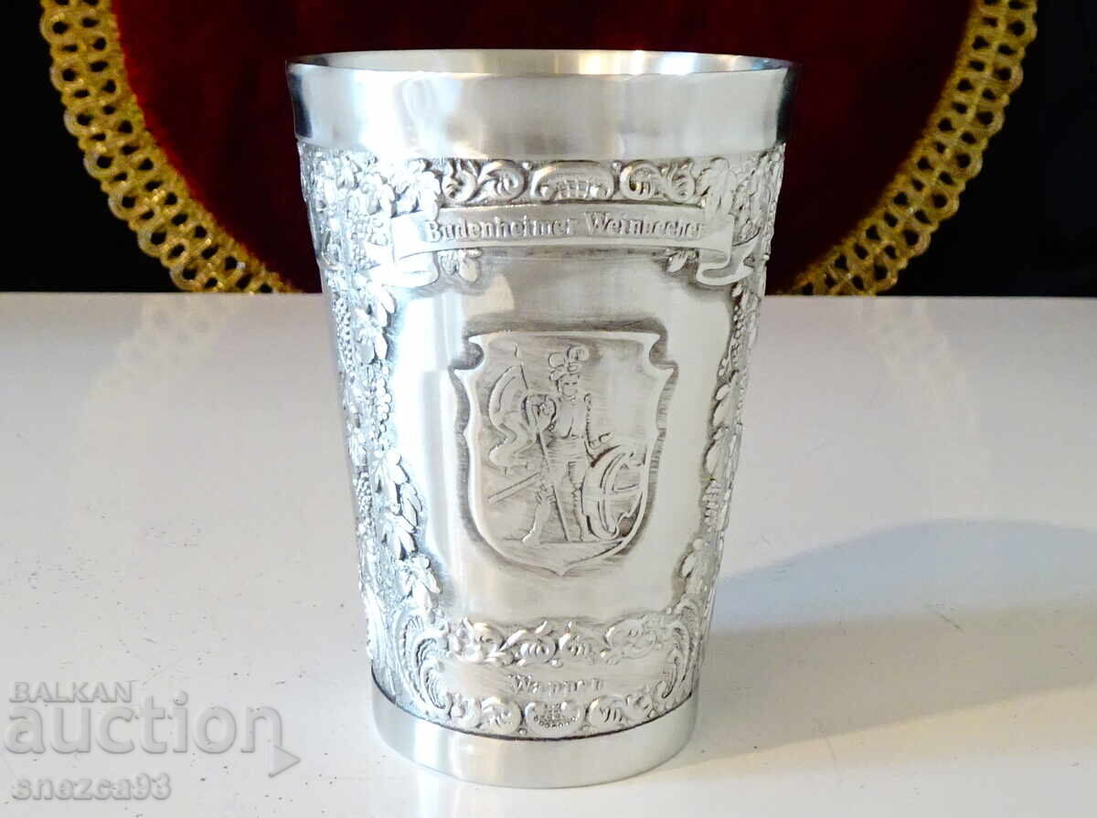 Delivery of Calena wine glass with Winemaker, Castle, Knight