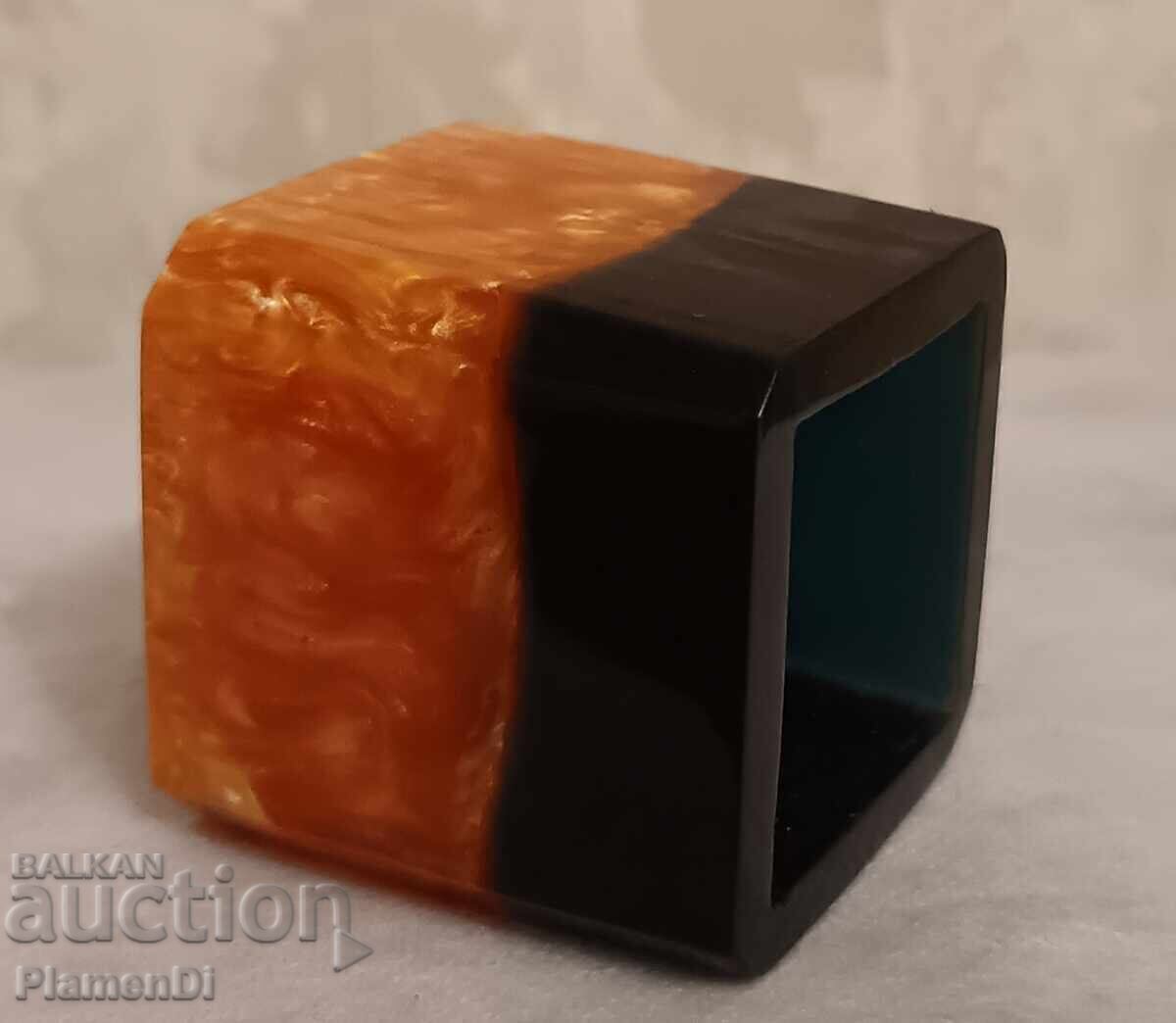 Delivery of Vintage pencil holder or vase made of catalin, bakelite