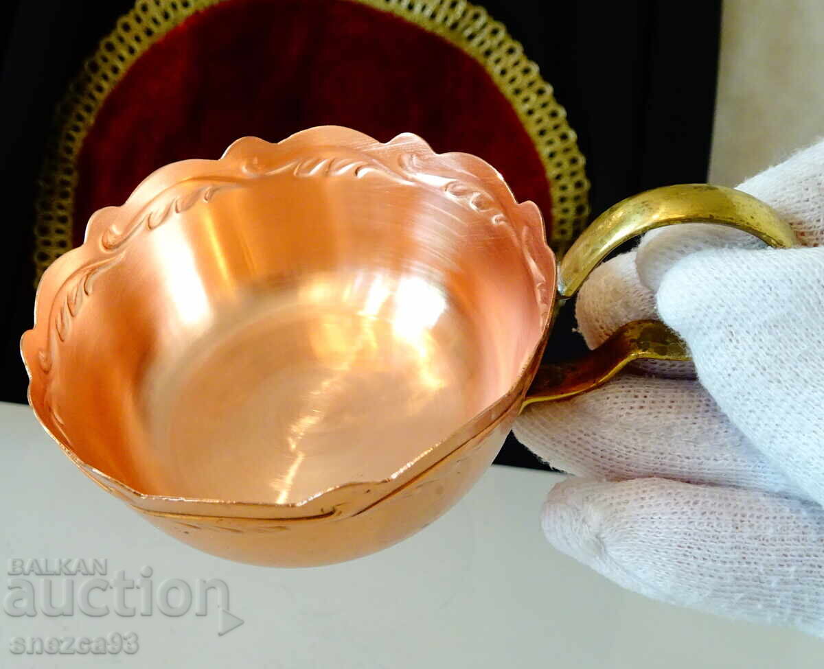 Красива медна чаша,чиста червена мед,барок.