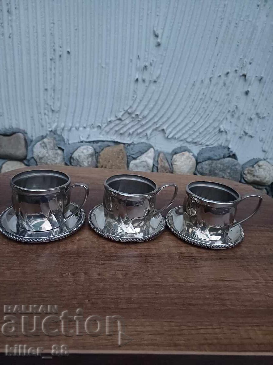 Όμορφα φλιτζάνια με πιατάκια