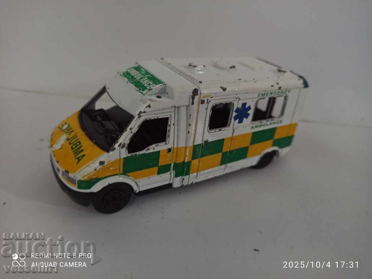 Jucărie veche ambulanță cărucior bus mercedes sprinter 1/43 cu preț 12.00 BGN | € 6.14