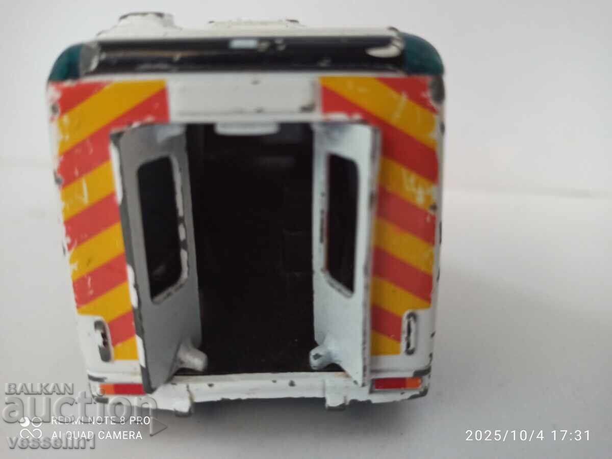 Licitație Jucărie veche ambulanță cărucior bus mercedes sprinter 1/43