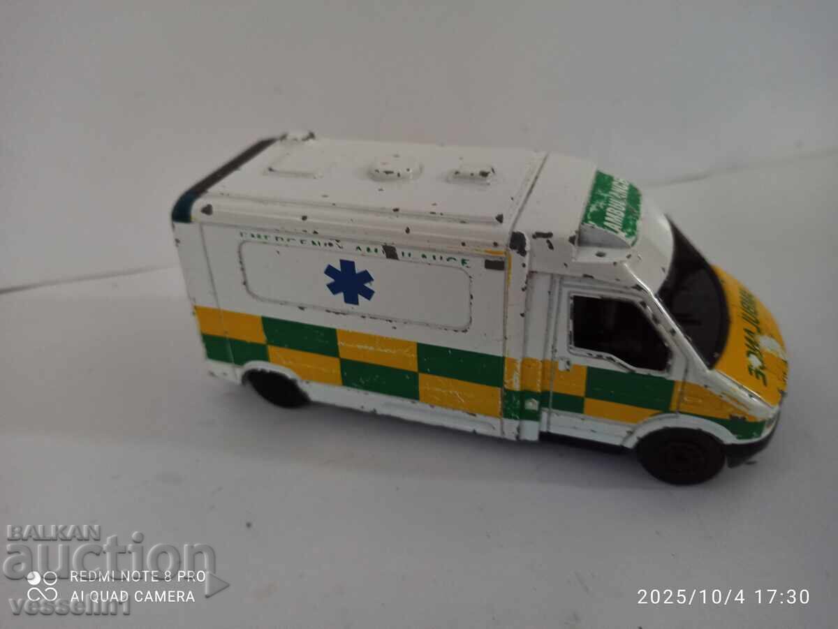 Jucărie veche ambulanță cărucior bus mercedes sprinter 1/43