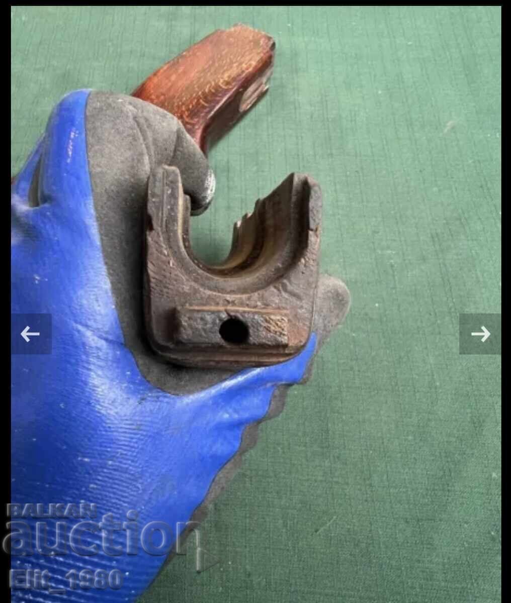 Livrarea Pat pentru AK-47 și uluc (sau: Pat și uluc pentru AK-47)