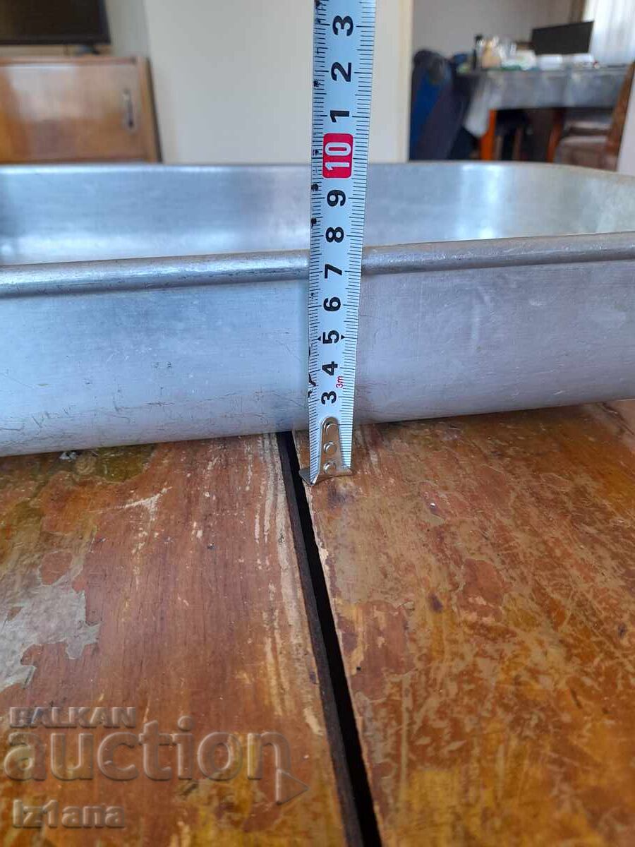 Auction  Old aluminum tray, casserole