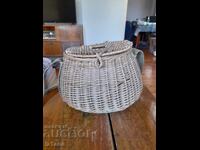 Vechi coș de pescuit din răchită