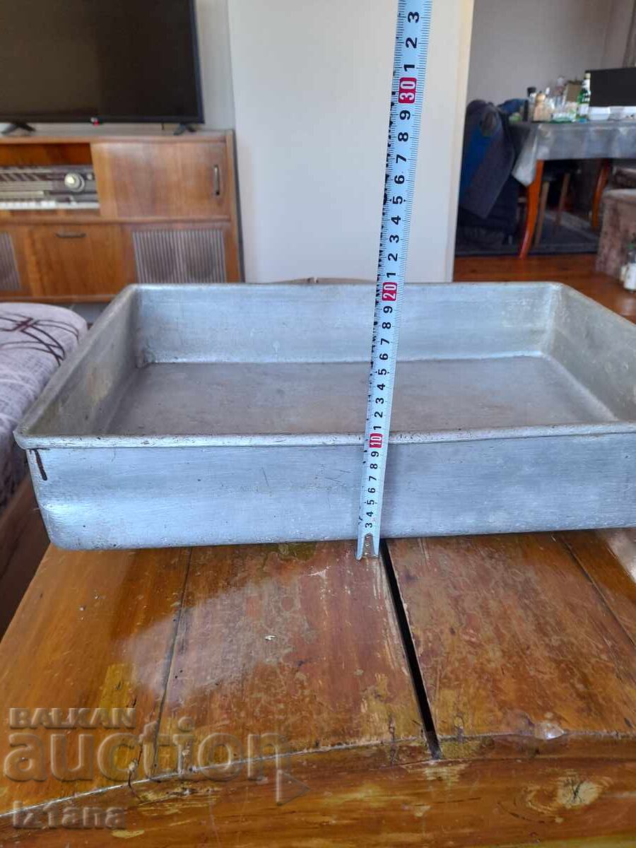 Auction  Old aluminum tray, casserole
