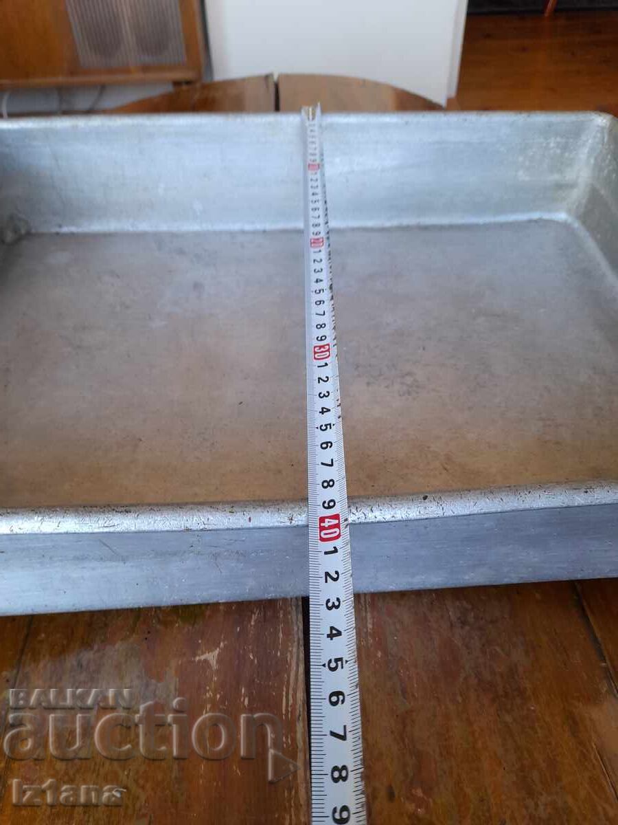 Delivery of Old aluminum tray, casserole