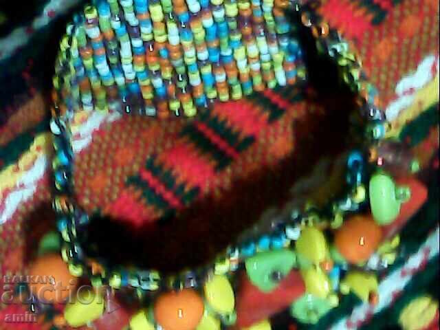 Παράδοση Όμορφη βραχιόλι από χάντρες και πέτρες