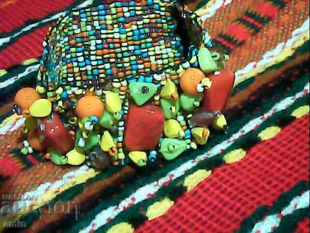 Όμορφη βραχιόλι από χάντρες και πέτρες