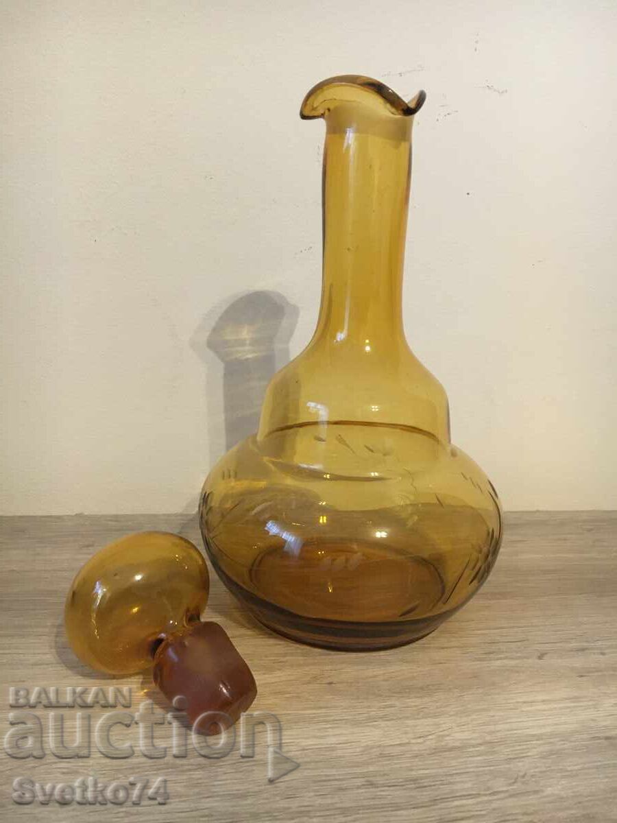 Sticlă veche de culoare chihlimbar cu preț 50.00 BGN | € 25.56 Sticlă veche de culoare chihlimbar cu preț 50.00 BGN | € 25.56