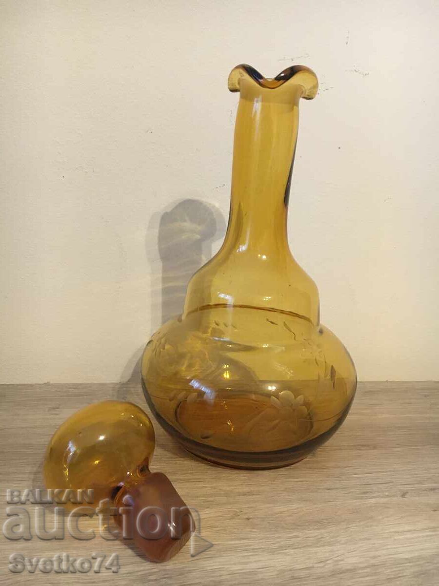 Licitație Sticlă veche de culoare chihlimbar Licitație Sticlă veche de culoare chihlimbar