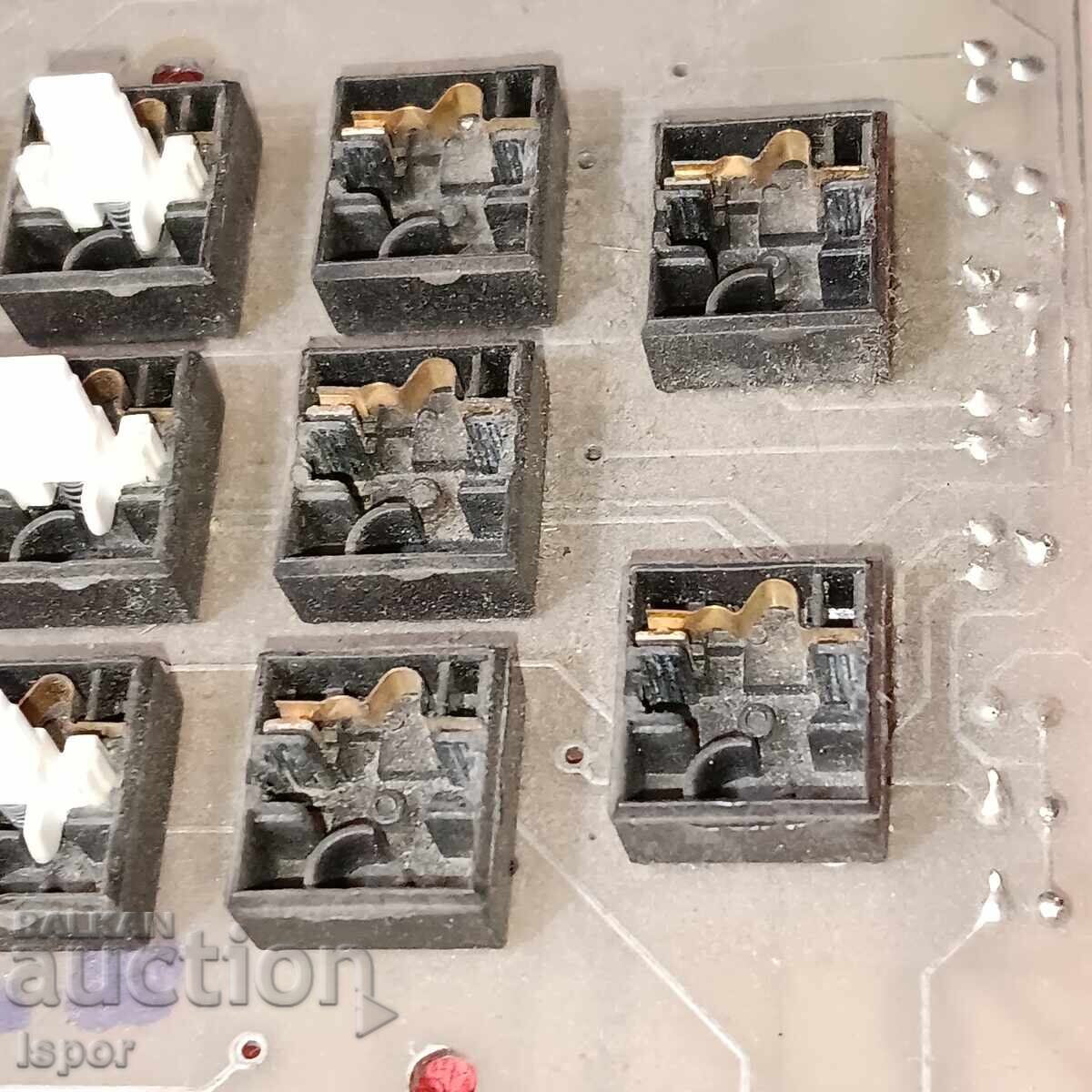 Παράδοση Πέντε φουλάρια από Έλκα Παράδοση Πέντε φουλάρια από Έλκα