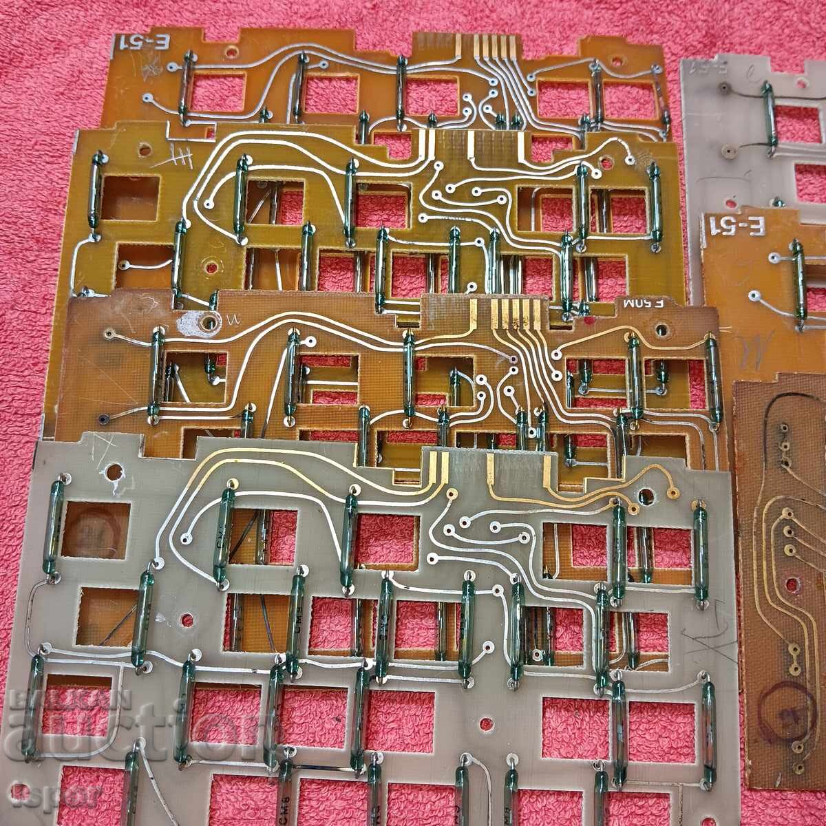 7 scarves gold plated and 161 reed switches/reed ampoules with price 40.00 BGN | € 20.45