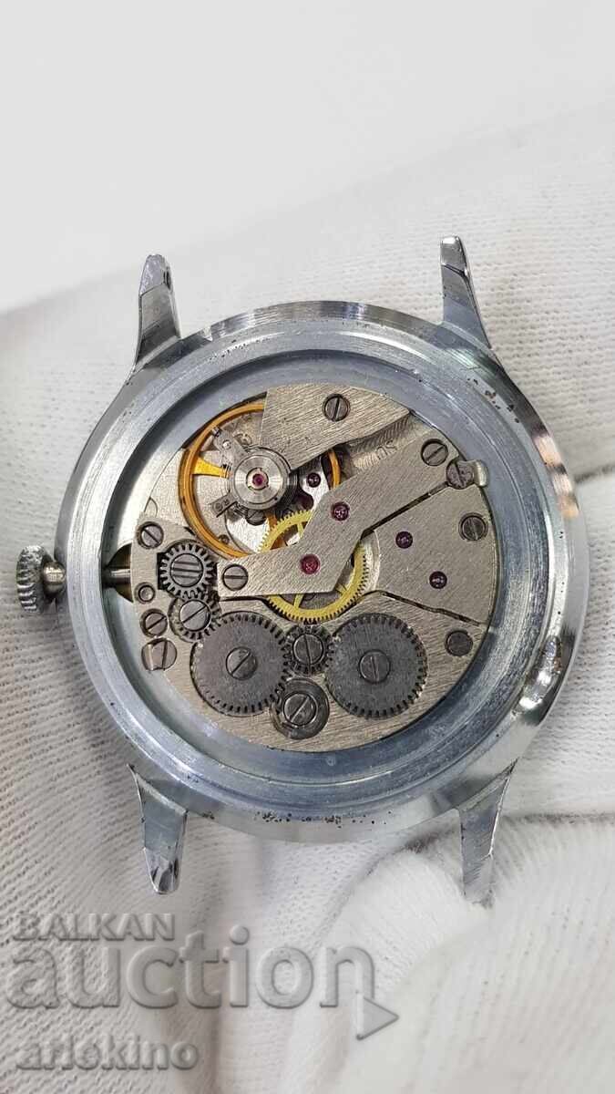 Σοβιετικό ρολόι χειρός Σλάβα με ημερομηνία, λειτουργικό με τιμή 28.00 BGN | € 14.32