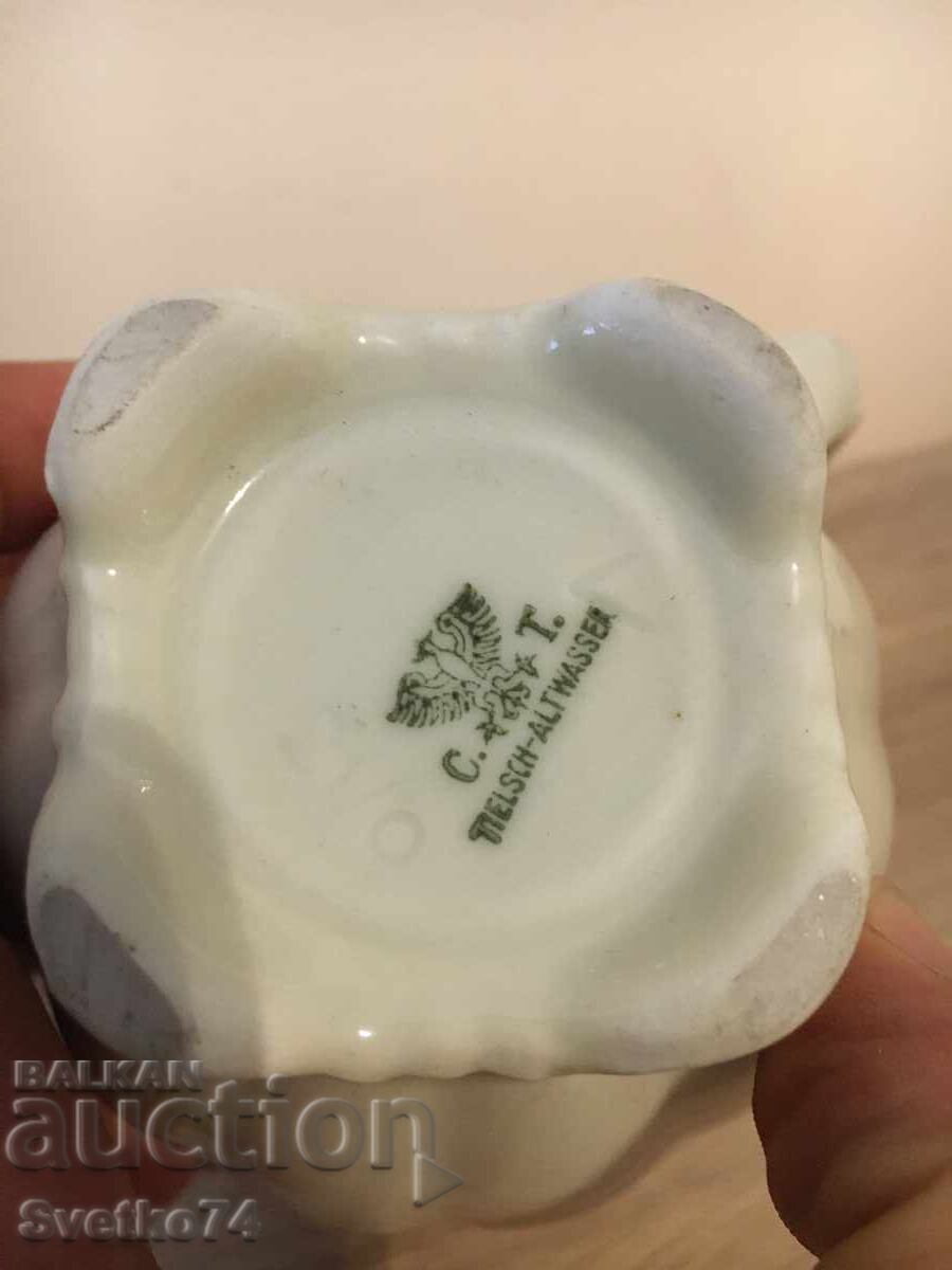 Urcior de lapte din porțelan cu marcaje cu preț 10.00 BGN | € 5.11