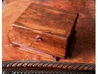 Όμορφο παλιό ξύλινο κουτί