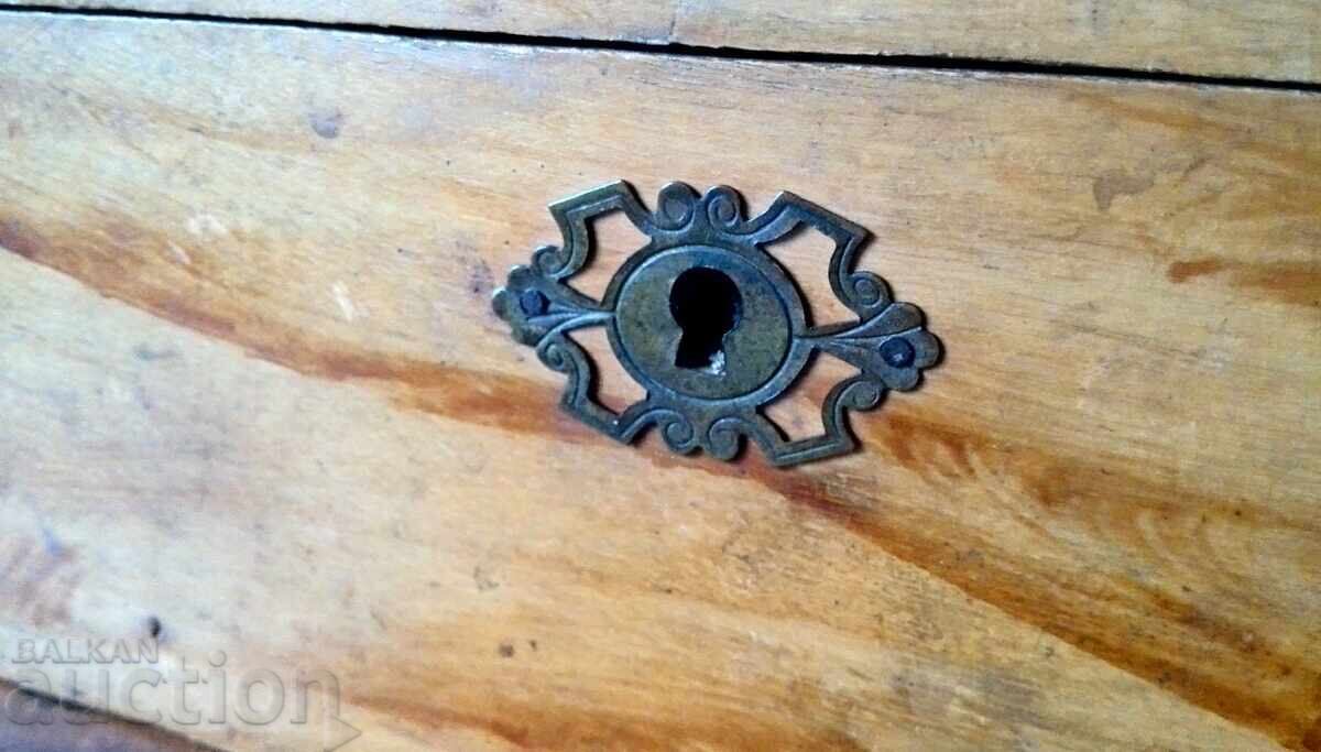 Όμορφο παλιό ξύλινο κουτί ωρολογοποιίας με τιμή € 80.00 | 156.47 BGN Όμορφο παλιό ξύλινο κουτί ωρολογοποιίας με τιμή € 80.00 | 156.47 BGN