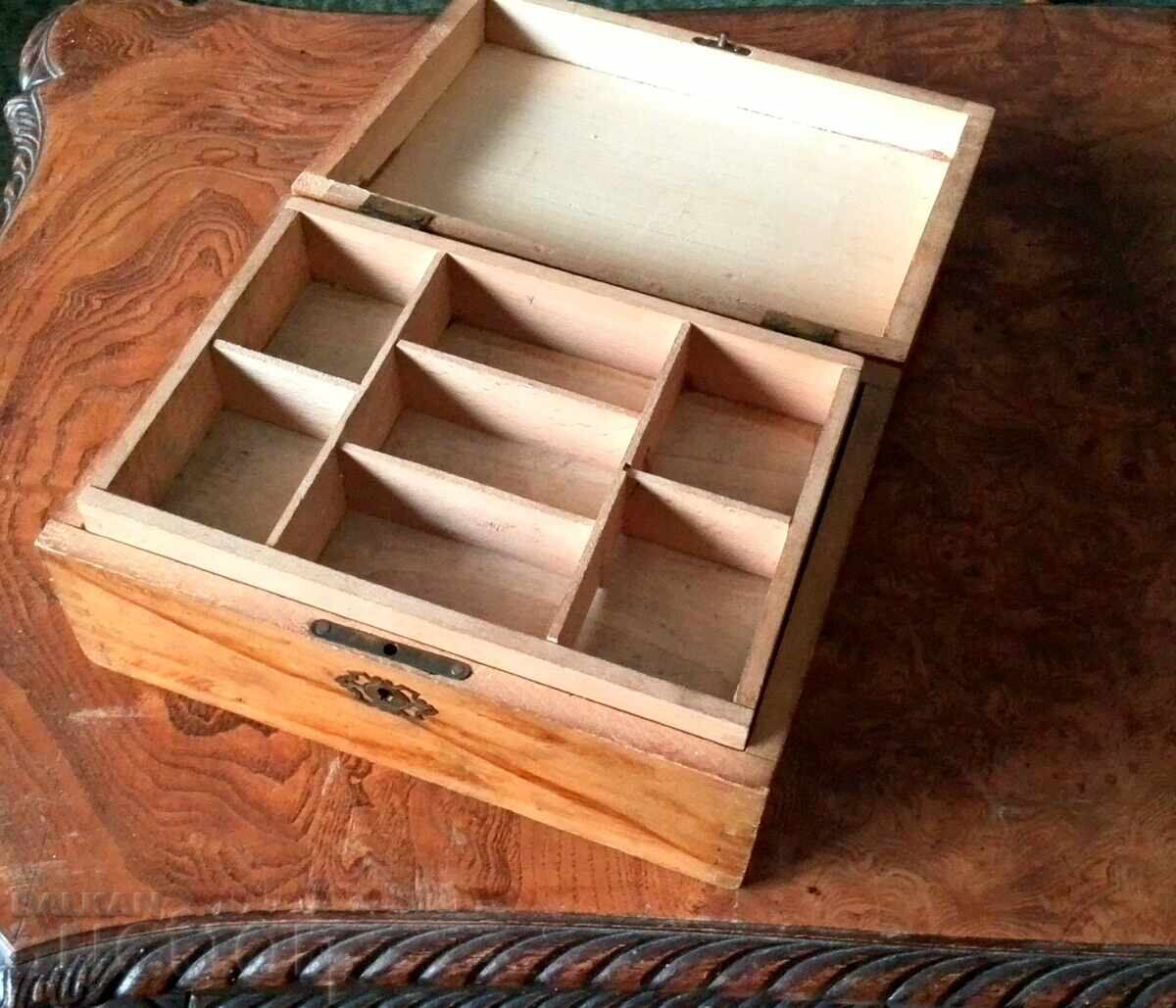 Παράδοση Όμορφο παλιό ξύλινο κουτί ωρολογοποιίας Παράδοση Όμορφο παλιό ξύλινο κουτί ωρολογοποιίας