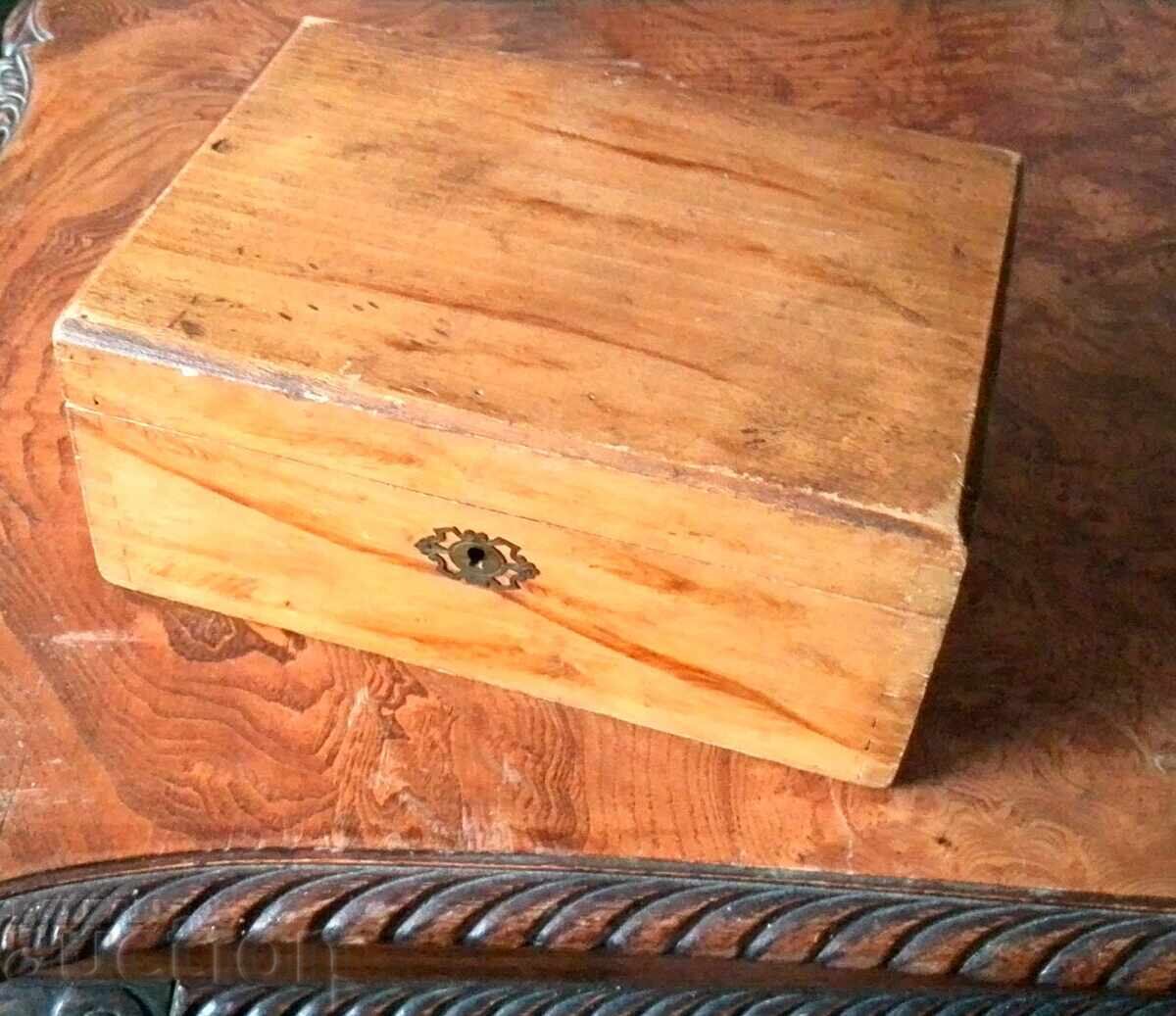 Όμορφο παλιό ξύλινο κουτί ωρολογοποιίας Όμορφο παλιό ξύλινο κουτί ωρολογοποιίας