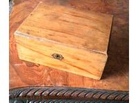 Όμορφο παλιό ξύλινο κουτί ωρολογοποιίας
