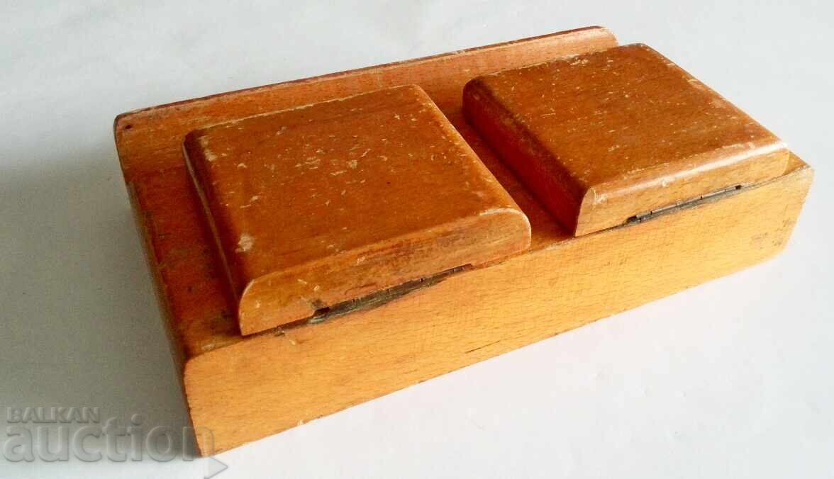 Аукцион дървена, двойна мастилница от 1940те год. Аукцион дървена, двойна мастилница от 1940те год.