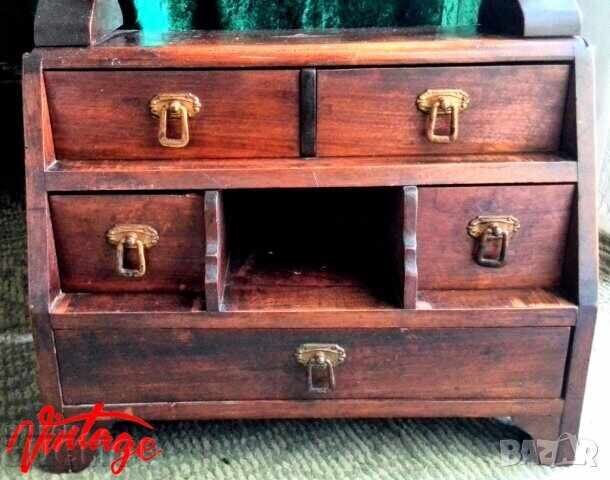 Delivery of Old lady's dressing table from 1920-1930