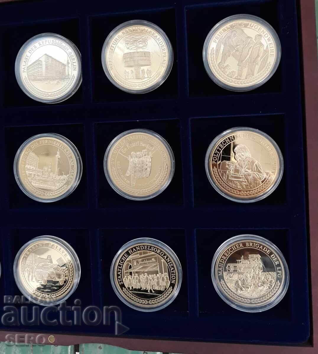 Auction Germany-GDR-lot of 12 beautiful/gold-plated/medals in a wooden box Auction Germany-GDR-lot of 12 beautiful/gold-plated/medals in a wooden box