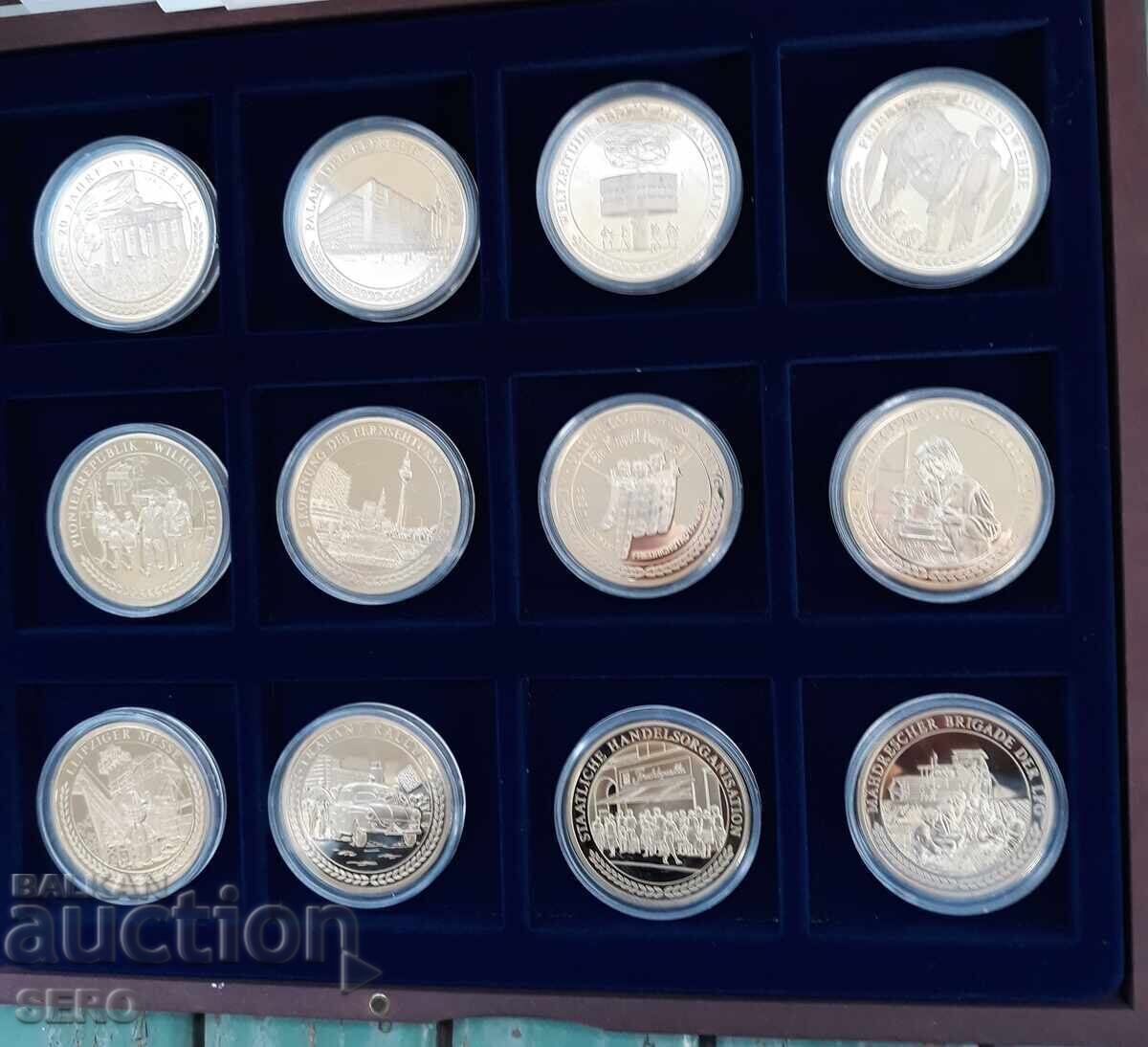 Germany-GDR-lot of 12 beautiful/gold-plated/medals in a wooden box Germany-GDR-lot of 12 beautiful/gold-plated/medals in a wooden box