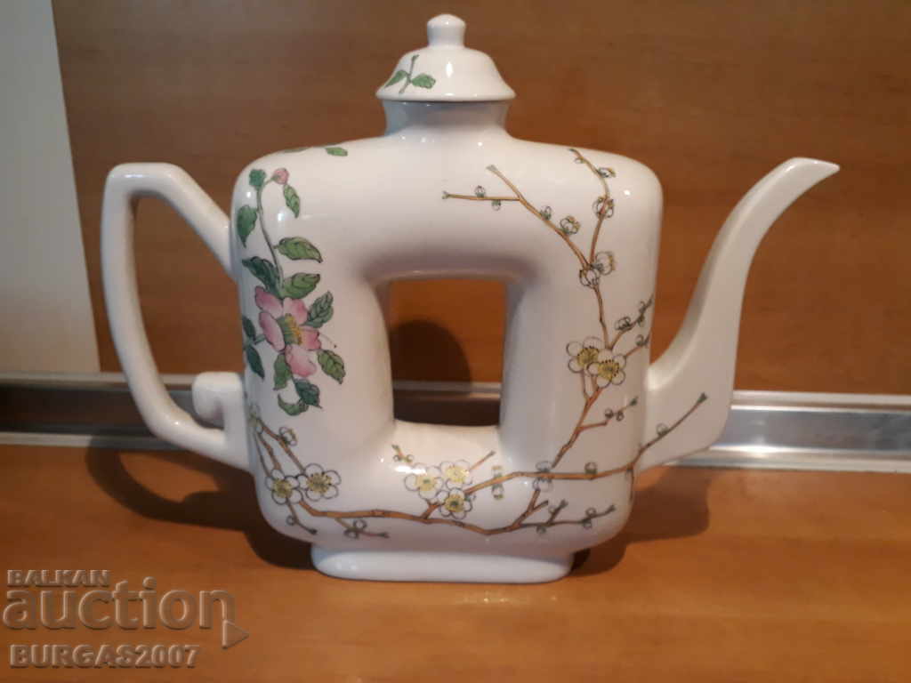 Παλιά, τετράγωνη, πορσελάνινη τσαγιέρα, Σιγκαπούρη με τιμή 85.00 BGN | € 43.46