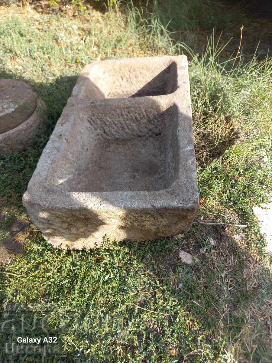 CHIUVETĂ DIN PIATRĂ CIOPLITĂ PIATRĂ UNICAT cu preț 650.00 BGN | € 332.34 CHIUVETĂ DIN PIATRĂ CIOPLITĂ PIATRĂ UNICAT cu preț 650.00 BGN | € 332.34