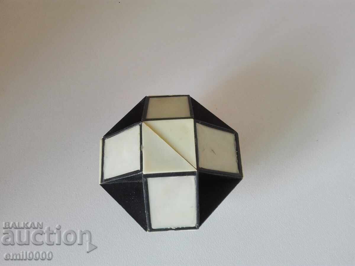 Șarpele lui Rubik. cu preț 14.99 BGN | € 7.66 Șarpele lui Rubik. cu preț 14.99 BGN | € 7.66