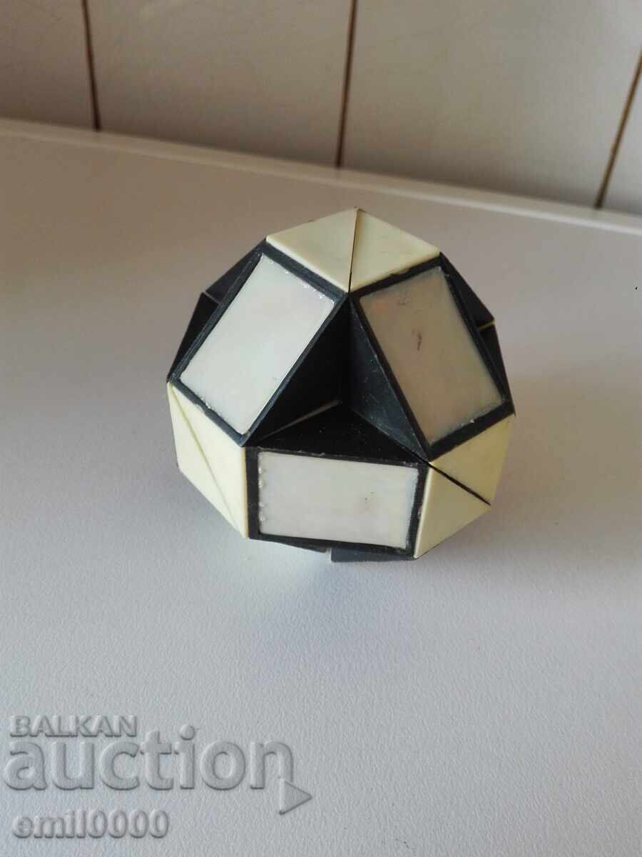 Licitație Șarpele lui Rubik. Licitație Șarpele lui Rubik.