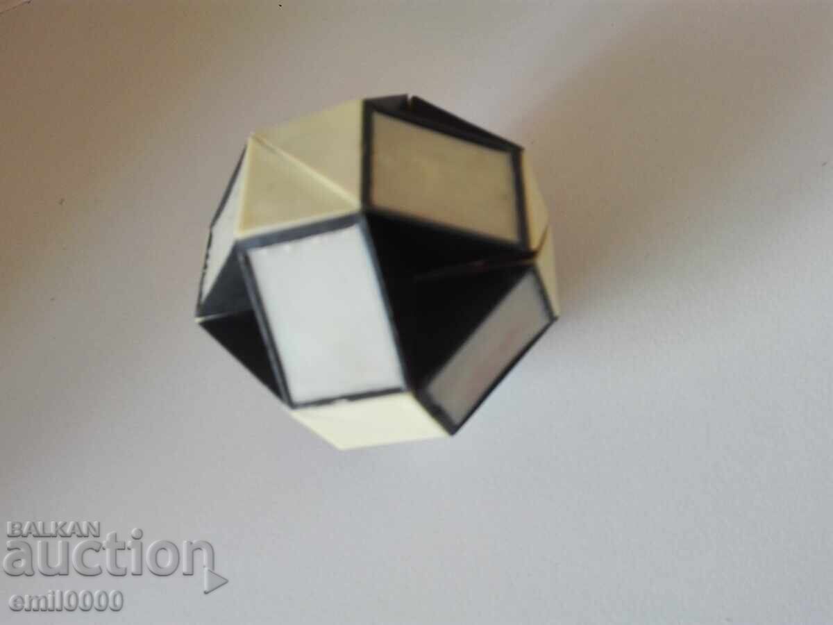 Livrarea Șarpele lui Rubik. Livrarea Șarpele lui Rubik.