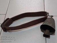 Cazan vechi de bronz cu curea de piele, clopot, bătător, clopoțel
