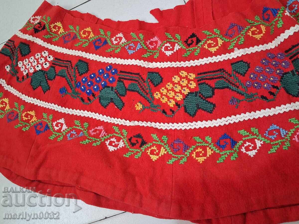 Κάτω κεντημένο μέρος από παλιό σουκμάν μάλλινο ύφασμα φορεσιά με τιμή 49.00 BGN | € 25.05