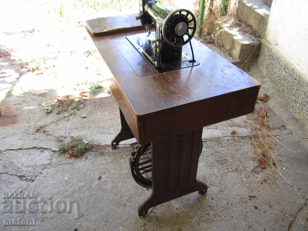 MAȘINĂ DE CUSUT VECHE CEHĂ MINERVA cu preț 100.00 BGN | € 51.13