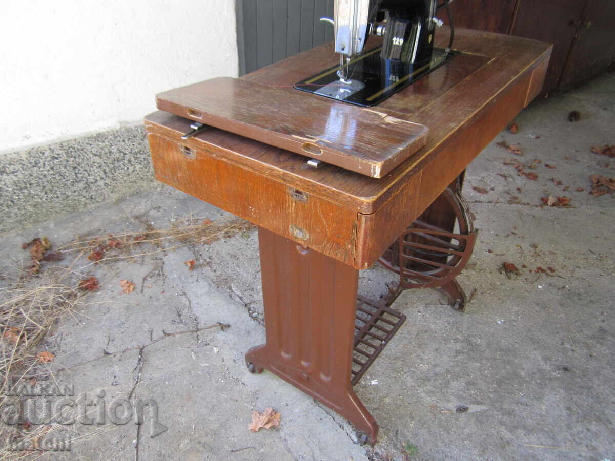 Licitație MAȘINĂ DE CUSUT VECHE CEHĂ MINERVA