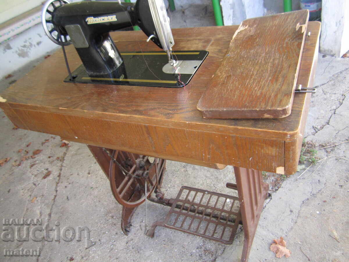 Livrarea MAȘINĂ DE CUSUT VECHE CEHĂ MINERVA