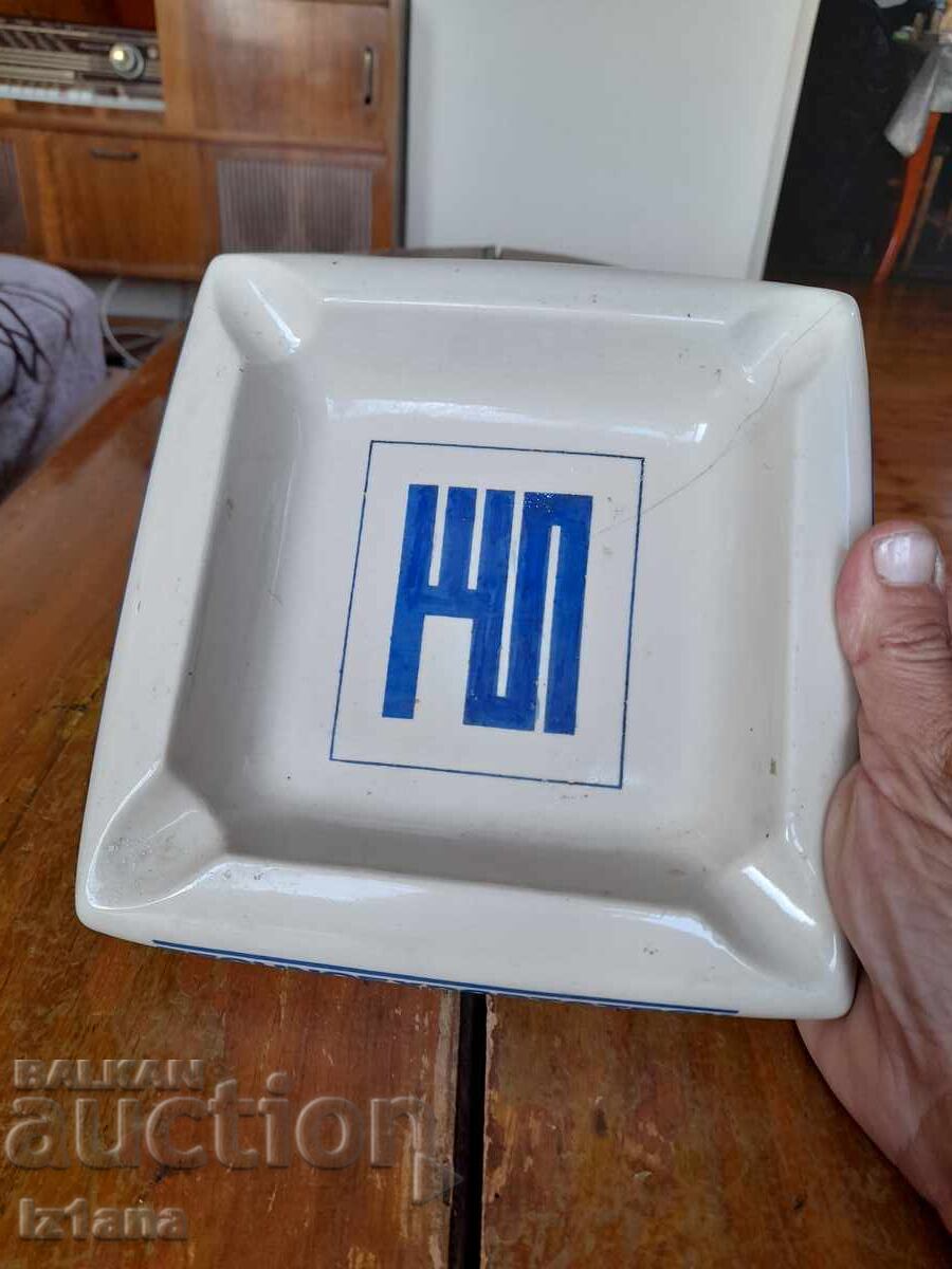 Vechi scrumieră din porțelan Tehnoexportstroy cu preț 50.00 BGN | € 25.56