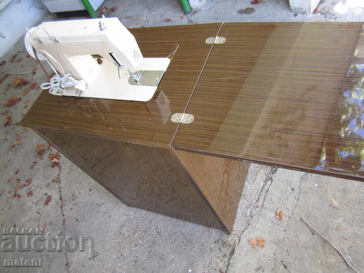 Livrarea MAȘINĂ DE CUSUT POLONEZĂ VECHE LUCZNIK Livrarea MAȘINĂ DE CUSUT POLONEZĂ VECHE LUCZNIK