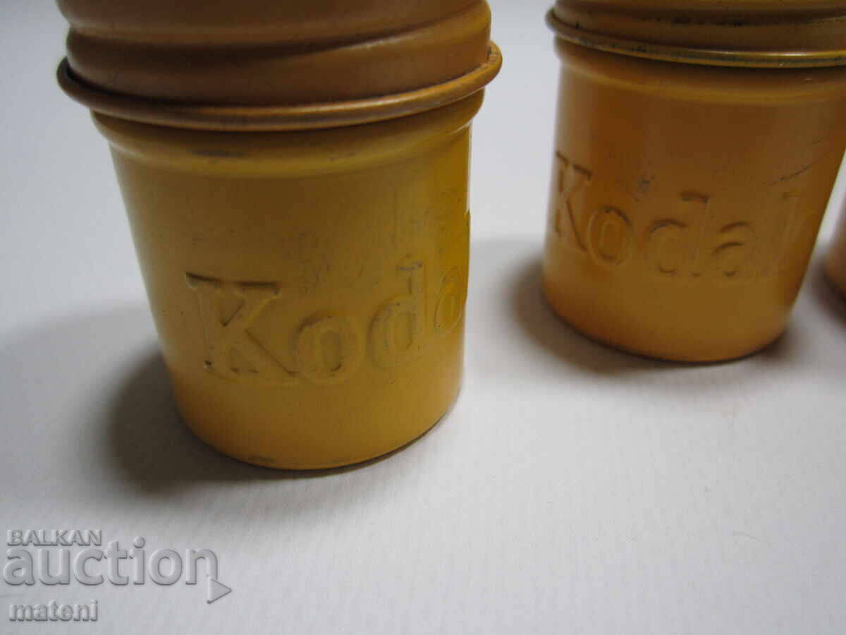 CUTII METALICE VECHI PENTRU BENZI KODAK RAPID AGFA cu preț 4.00 BGN | € 2.05