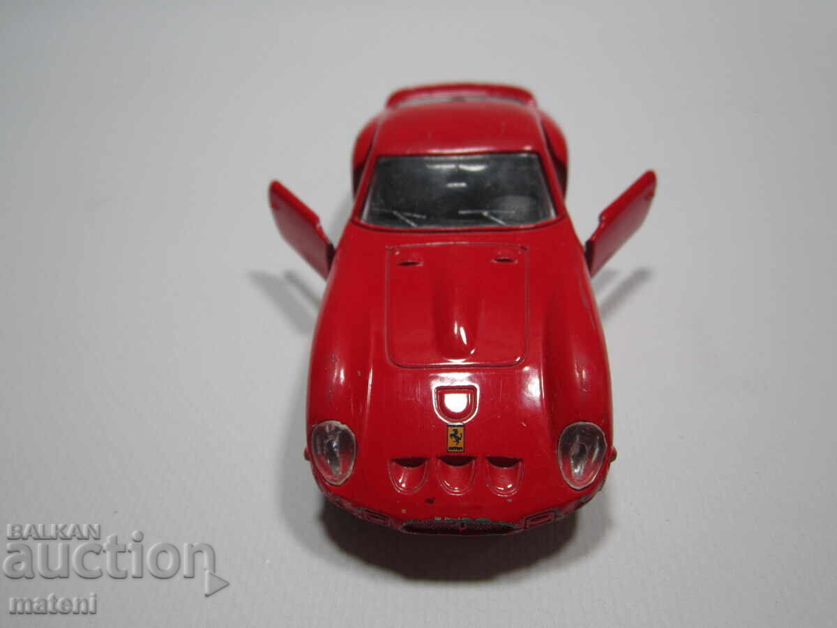 CĂRUCIOR METALIC JUCĂRIE PENTRU COPII MAISTO FERRARI 250 GTO 1/38 cu preț € 2.00 | 3.91 BGN