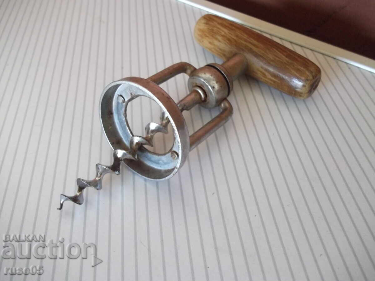 Παράδοση Τιρμπουσόν παλιό από την σοσιαλιστική εποχή με ξύλινη λαβή