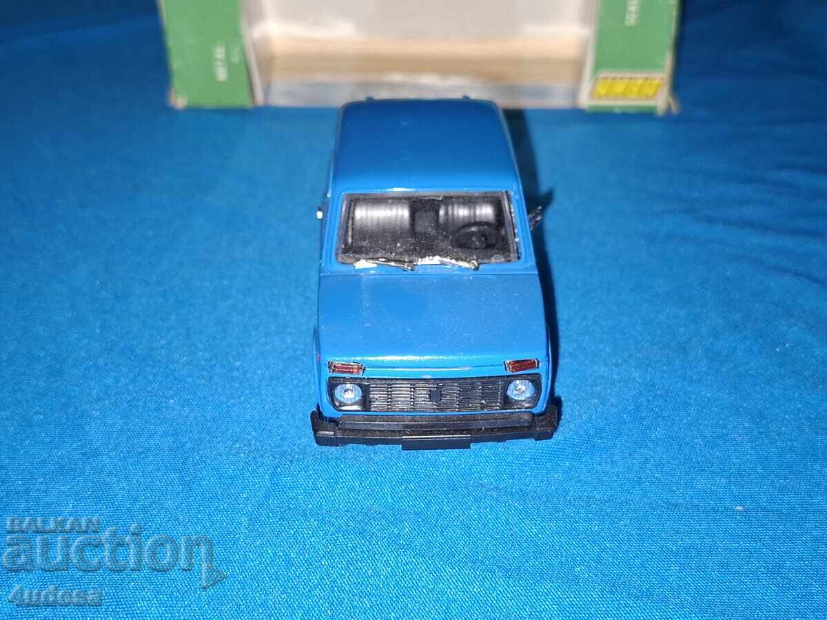 Licitație Model metalic rusesc de mașină Lada VAZ 2121 Niva la scara 1:43
