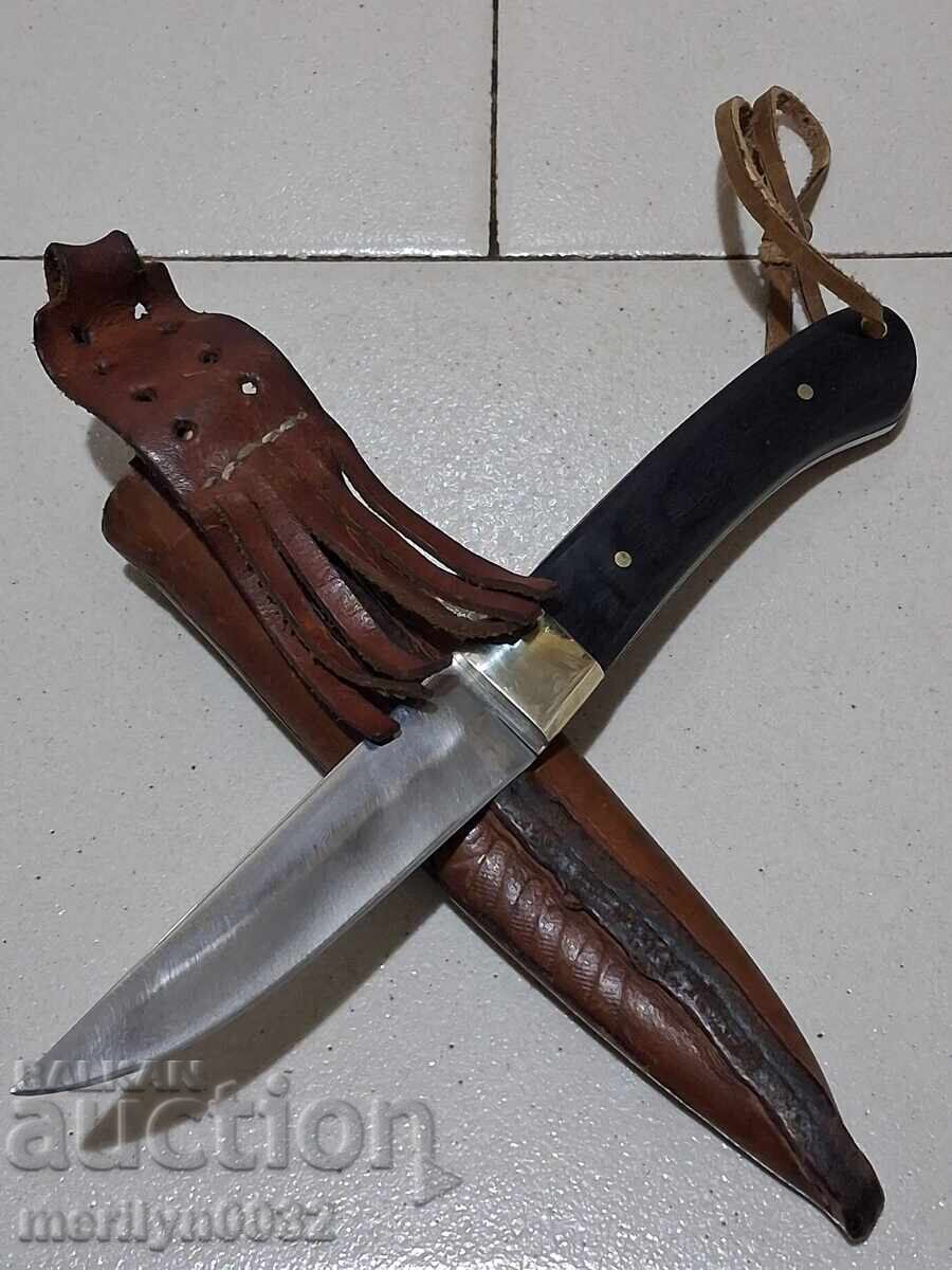 Μαχαίρι κυνηγιού με δερμάτινη θήκη λεπίδα