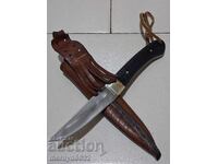 Μαχαίρι κυνηγιού με δερμάτινη θήκη λεπίδα